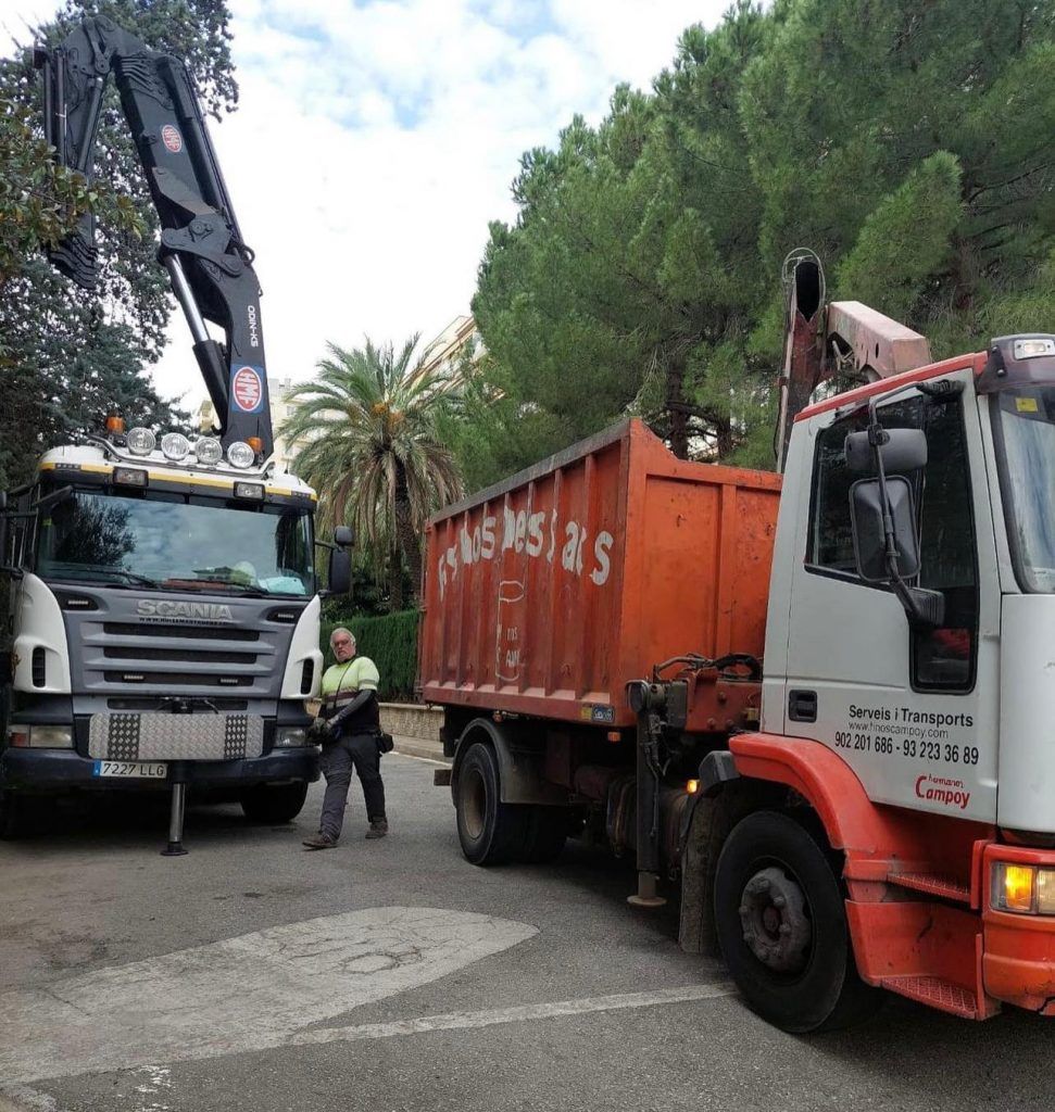 Retirada de amianto en Tarragona camión y grúa