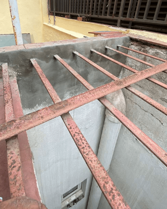Restauración de la estructura para el nuevo techo de policarbonato.