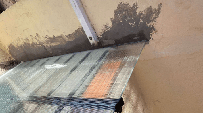 Últimos retoques sobre los bordes del techo de policarbonato.